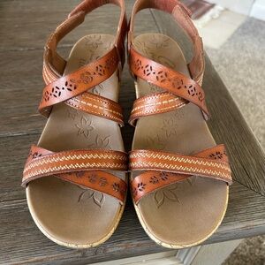 Women’s Brown Leather-Strap Skechers Comfort Sandals-size 8